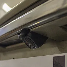 Установка омывателя камеры заднего вида.